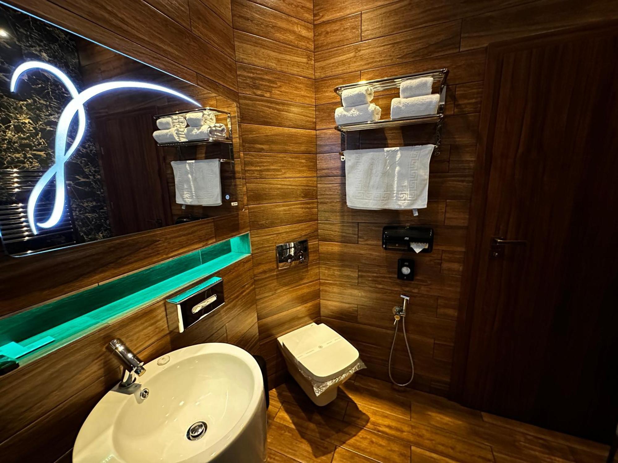The Residence Central Jacuzzi Boutique (Adults Only) Клуж-Напока Экстерьер фото